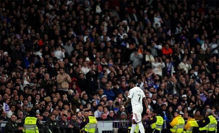 17场0球 观众狂嘘！皇马巨星心态炸了：赛后5分钟耍脾气